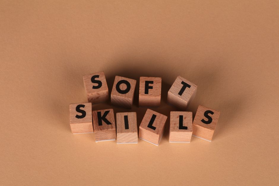 Keterampilan Soft Skills dalam CV: Strategi Meningkatkan Daya Saing